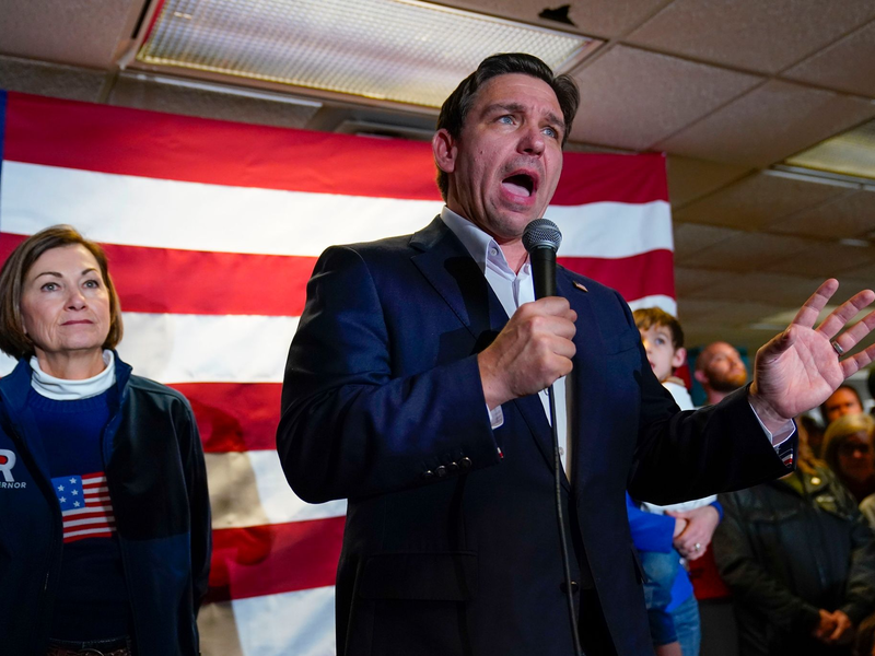 Wenig überraschend fuhr Trump bei der ersten Vorwahl der Republikaner um die US-Präsidentschaftskandidatur einen Sieg ein. Vielmehr war die Frage, wer sich den zweiten Platz sichert. Nun ist klar: Es ist Ron DeSantis. - Foto: Pablo Martinez Monsivais/AP/dpa