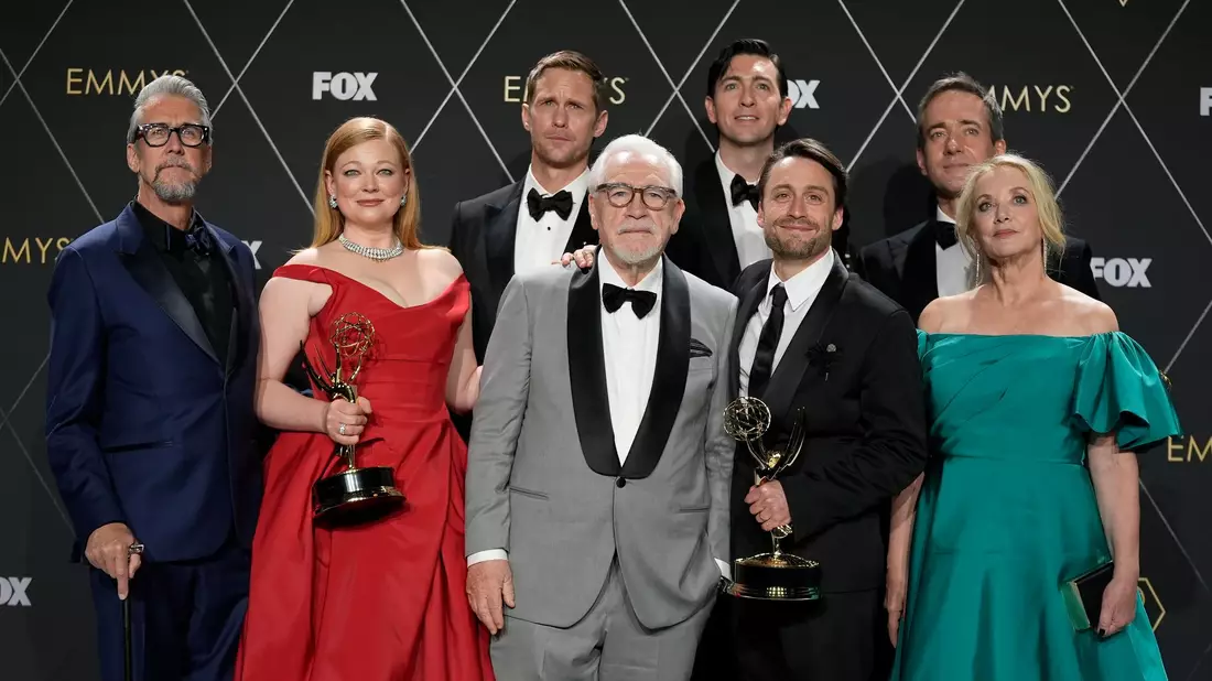 Alan Ruck (l-r), Sarah Snook, Alexander Skarsgard, Brian Cox, Nicholas Braun, Kieran Culkin, Matthew Macfayden und J. Smith-Cameron wurden für «Succession» ausgezeichnet. - Bild: Ashley Landis/AP