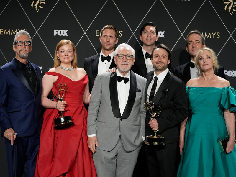 Alan Ruck (l-r), Sarah Snook, Alexander Skarsgard, Brian Cox, Nicholas Braun, Kieran Culkin, Matthew Macfayden und J. Smith-Cameron wurden für «Succession» ausgezeichnet. - Foto: Ashley Landis/AP