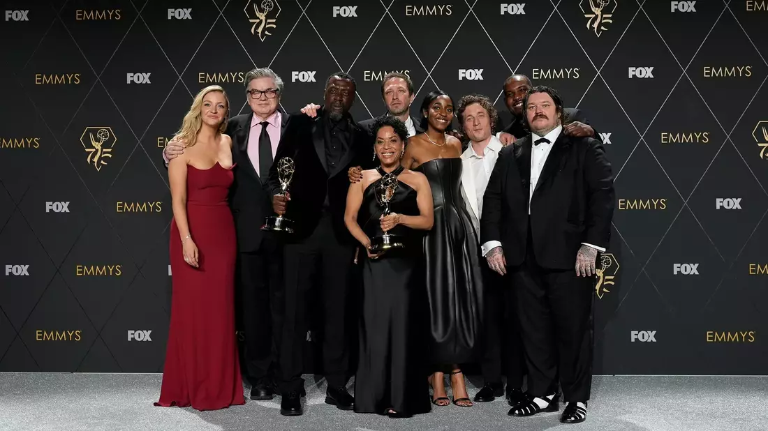 Abby Elliott (l-r), Oliver Platt, Edwin Lee Gibson, Ebon Moss-Bachrach, Liza Colon-Zayas, Ayo Edebiri, Jeremy Allen White, Lionel Boyce und Matty Matheson gewannen für «The Bear». - Bild: Ashley Landis/AP
