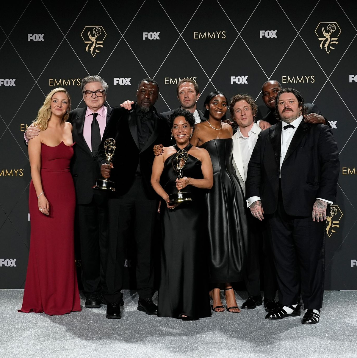 Abby Elliott (l-r), Oliver Platt, Edwin Lee Gibson, Ebon Moss-Bachrach, Liza Colon-Zayas, Ayo Edebiri, Jeremy Allen White, Lionel Boyce und Matty Matheson gewannen für «The Bear». - Foto: Ashley Landis/AP