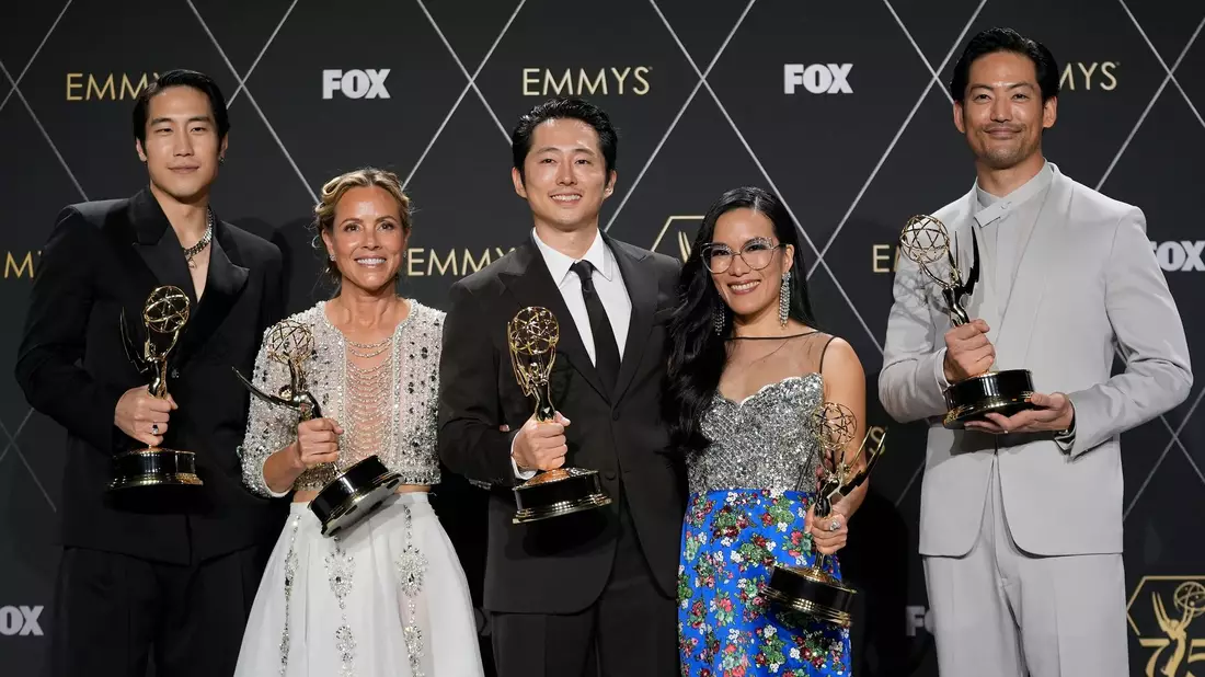 Young Mazino (l-r), Maria Bello, Steven Yeun, Ali Wong und Joseph Lee sind die Gewinner des Preises für die herausragende limitierte oder Anthologieserie für «Beef». - Bild: Ashley Landis/AP