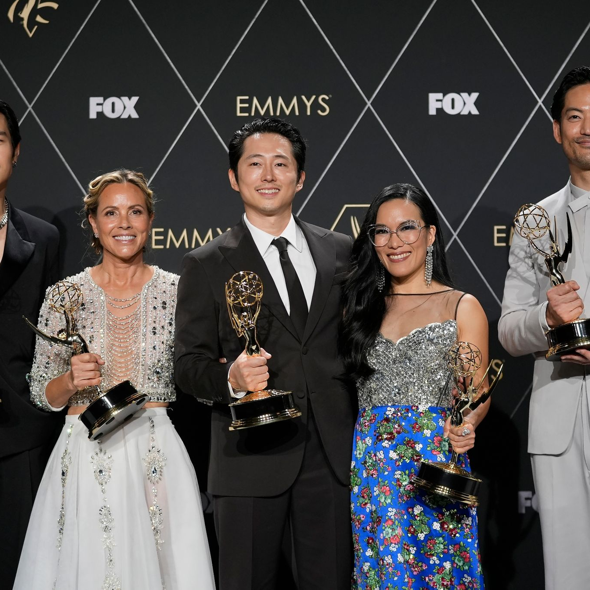 Young Mazino (l-r), Maria Bello, Steven Yeun, Ali Wong und Joseph Lee sind die Gewinner des Preises für die herausragende limitierte oder Anthologieserie für «Beef». - Foto: Ashley Landis/AP