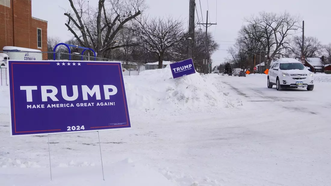 Ein Wahlplakat des ehemaligen US-Präsidenten Trump steht in Des Moines bei eisiger Kälte im Schnee. - Bild: Uncredited/kyodo/dpa