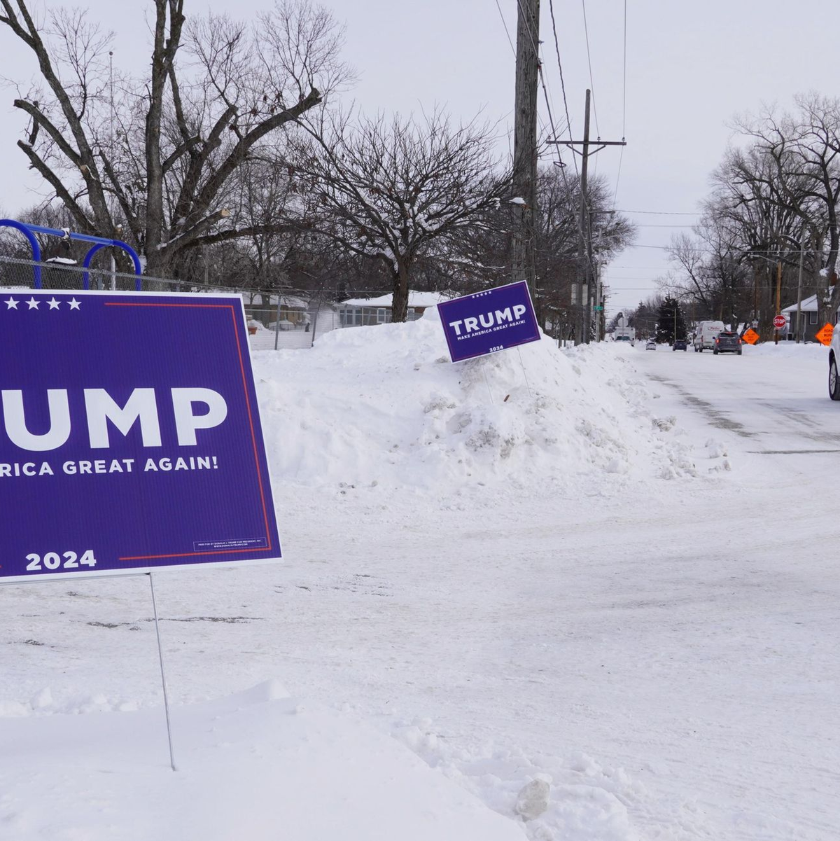 Ein Wahlplakat des ehemaligen US-Präsidenten Trump steht in Des Moines bei eisiger Kälte im Schnee. - Foto: Uncredited/kyodo/dpa