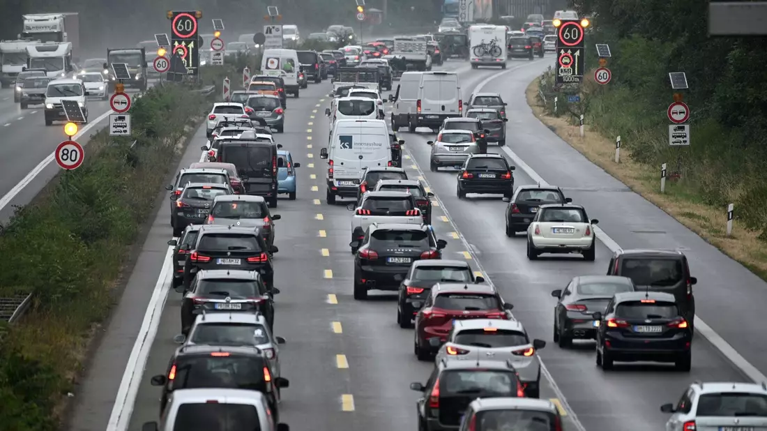Der Handelsverband Deutschland mahnte, dass eine Debatte über Fahrverbote am Wochenende für den Einzelhandel Gift sei. - Bild: Henning Kaiser/dpa