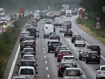 Der Handelsverband Deutschland mahnte, dass eine Debatte über Fahrverbote am Wochenende für den Einzelhandel Gift sei. - Foto: Henning Kaiser/dpa