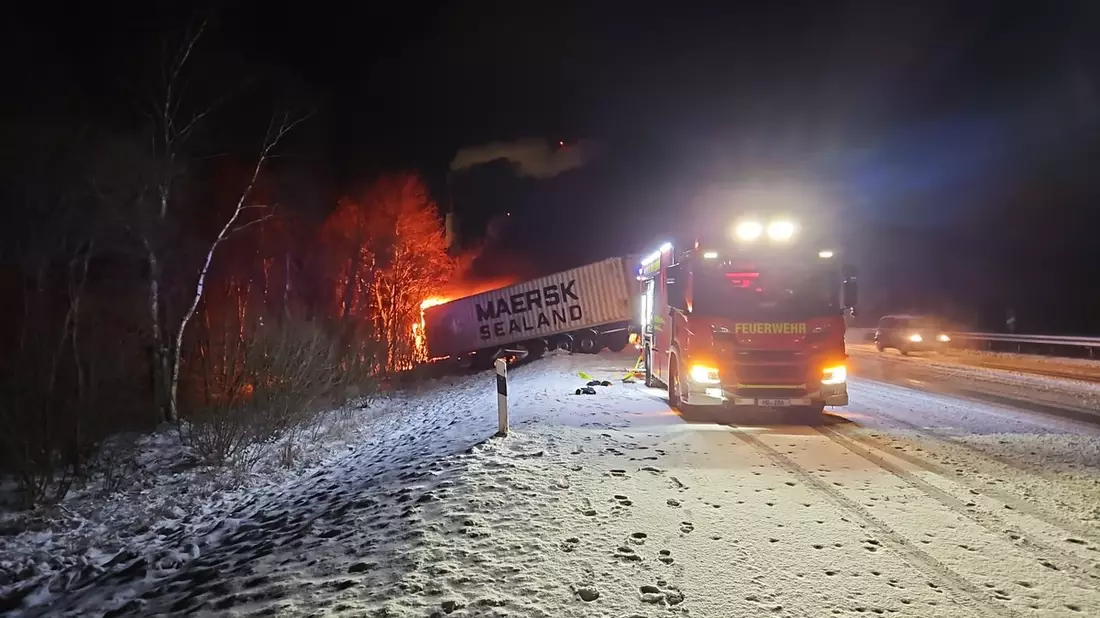 POL-CUX: Sattelzugmaschine gerät nach Verkehrsunfall auf winterglatter Fahrbahn der BAB27 in Brand - Vollsperrung der BAB27 in Richtung Bremen - Bild: presseportal.de