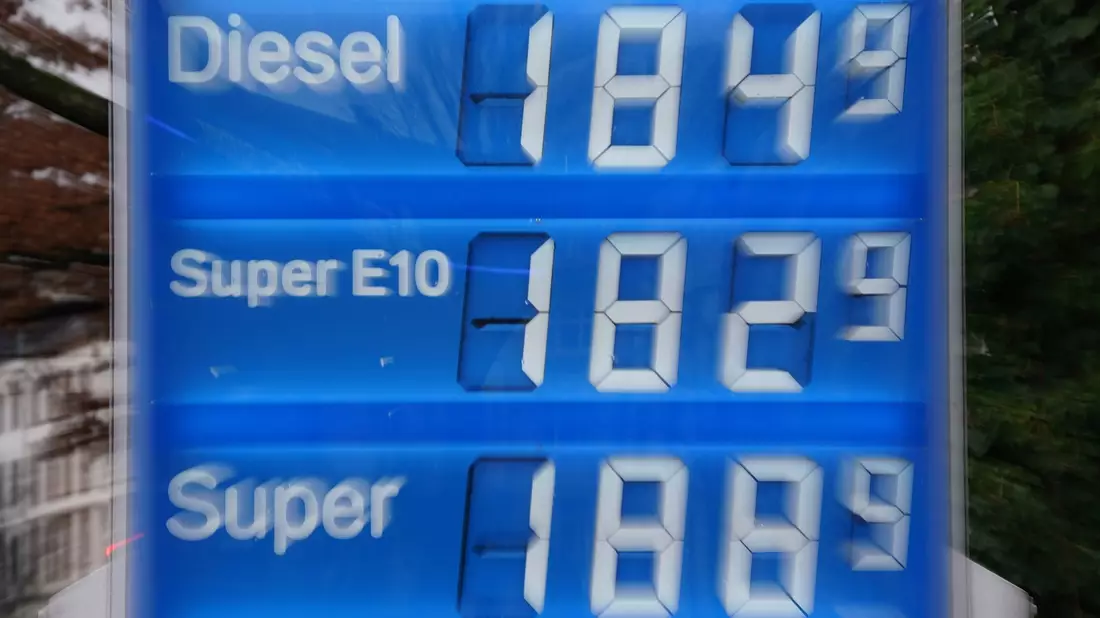 Die hohen Preise haben sich auch an der Tankstelle bemerkbar gemacht (Symbolbild). - Bild: Marcus Brandt/dpa