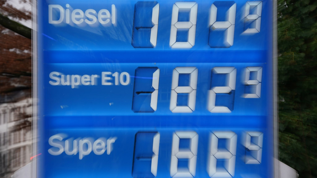 Die hohen Preise haben sich auch an der Tankstelle bemerkbar gemacht (Symbolbild). - Foto: Marcus Brandt/dpa