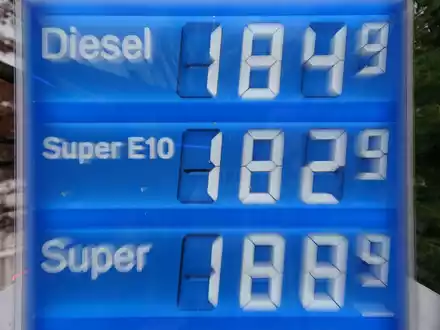 Die hohen Preise haben sich auch an der Tankstelle bemerkbar gemacht (Symbolbild). - Foto: Marcus Brandt/dpa