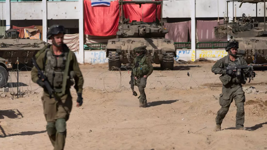 Israelische Soldaten sind während einer Bodenoperation im Gazastreifen im Einsatz. - Bild: Ohad Zwigenberg/AP