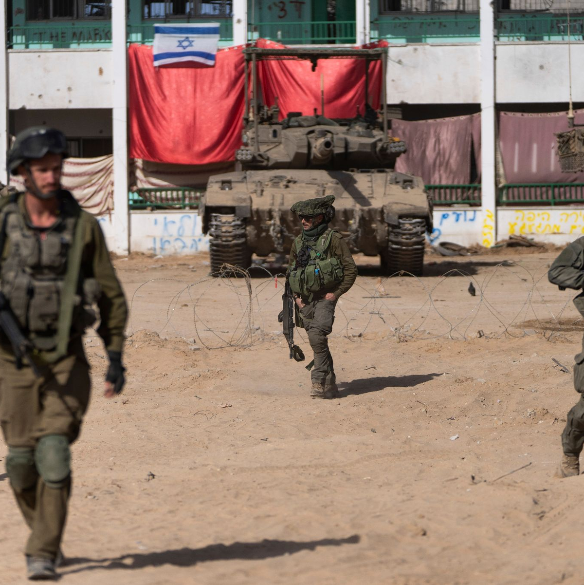 Israelische Soldaten sind während einer Bodenoperation im Gazastreifen im Einsatz. - Foto: Ohad Zwigenberg/AP