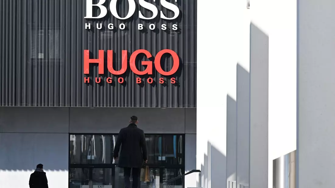 Der Modehändler Hugo Boss hat im vergangenen Jahr einen Umsatzrekord verbucht. - Bild: Bernd Weißbrod/dpa