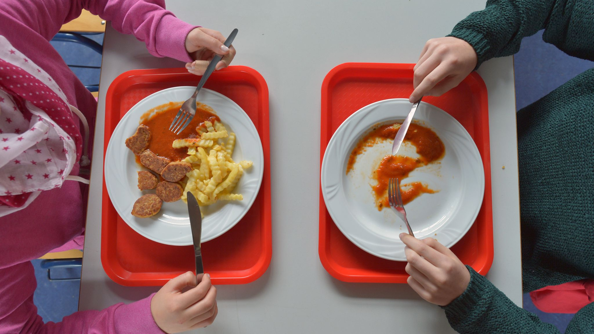 Bisher können nur armutsgefährdete Kinder ein kostenfreies Mittagessen erhalten (Symbolbild). - Foto: Ralf Hirschberger/dpa-Zentralbild/dpa