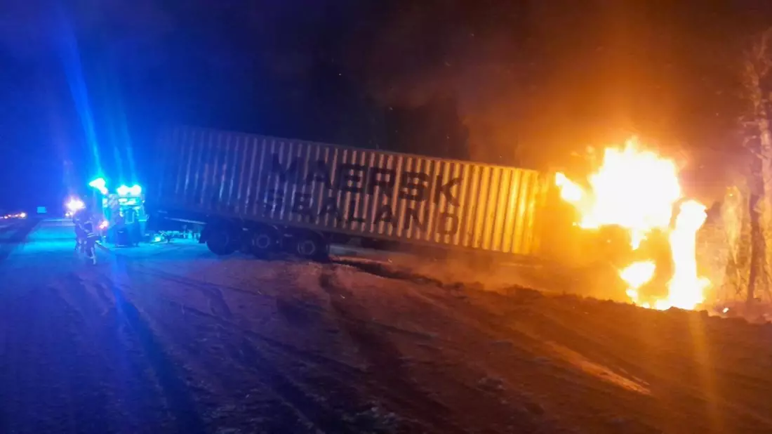 FW Bremerhaven: LKW-Brand nach Verkehrsunfall auf der Autobahn 27 - Bild: presseportal.de