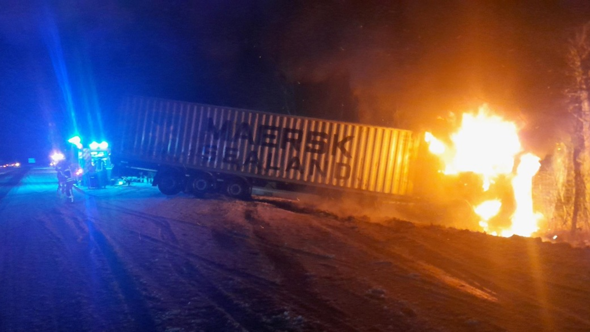 FW Bremerhaven: LKW-Brand nach Verkehrsunfall auf der Autobahn 27 - Foto: presseportal.de