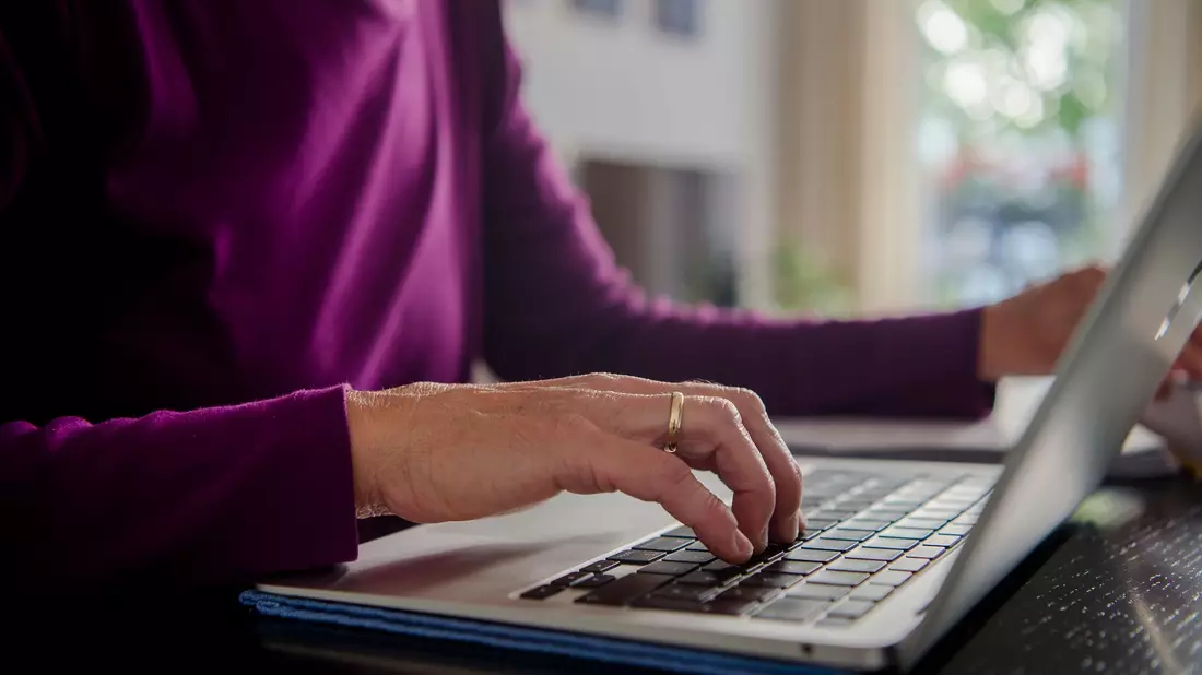 Eine Frau arbeitet an einem Laptop. Vor allem Frauen arbeiten wegen der Betreuung von Angehörigen in Teilzeit (Symbolbild). - Bild: Finn Winkler/dpa