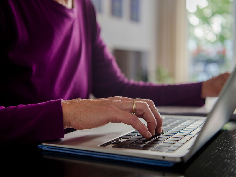 Eine Frau arbeitet an einem Laptop. Vor allem Frauen arbeiten wegen der Betreuung von Angehörigen in Teilzeit (Symbolbild). - Foto: Finn Winkler/dpa