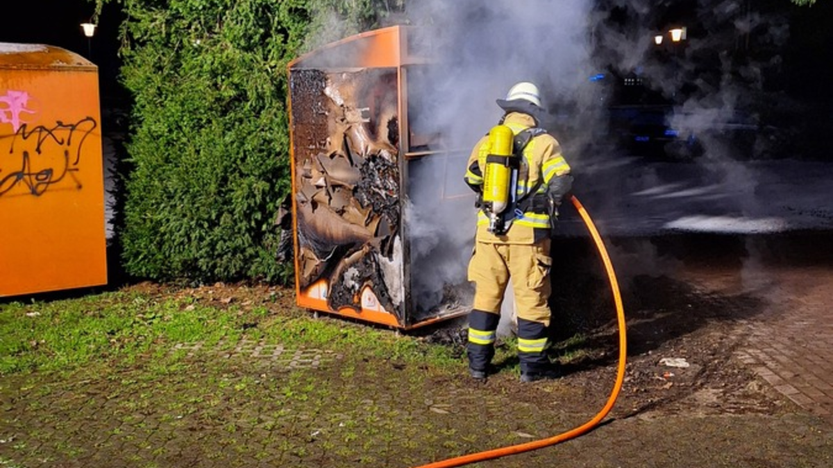 FW Xanten: Brand eines Altkleidercontainers - Foto: presseportal.de
