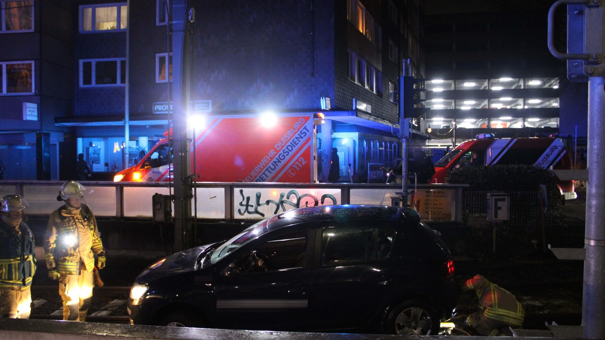 POL-DU: Altstadt: alkoholisierter Autofahrer fährt ins Gleisbett - Foto: presseportal.de