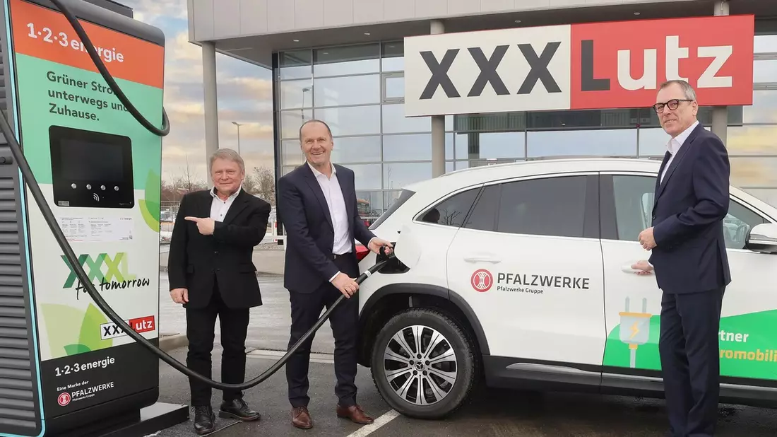 Die gute XXXL-Nachricht zum Jahresstart: Zusammen mit der Pfalzwerke AG entstehen deutschlandweit 500 neue E-Ladepunkte vor den XXXLutz Möbelhäusern - Bild: presseportal.de