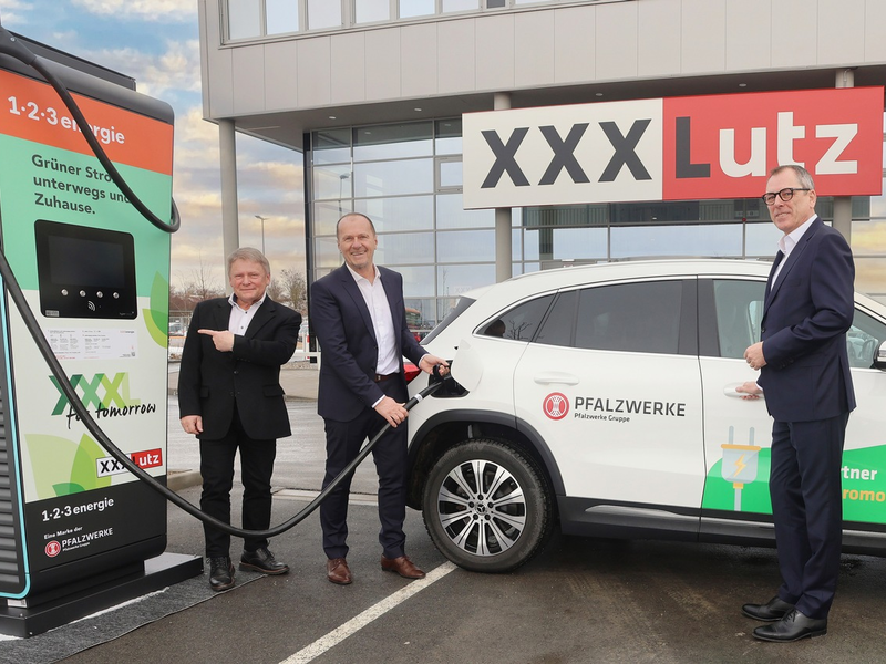 Die gute XXXL-Nachricht zum Jahresstart: Zusammen mit der Pfalzwerke AG entstehen deutschlandweit 500 neue E-Ladepunkte vor den XXXLutz Möbelhäusern - Foto: presseportal.de