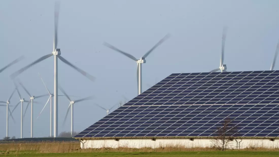 Im vergangenen Jahr habe die EU erstmals mehr Strom aus Wind- und Sonnenenergie erzeugt als aus Gas, sagt EU-Kommissionspräsidentin Ursula von der Leyen. - Bild: Marcus Brandt/dpa