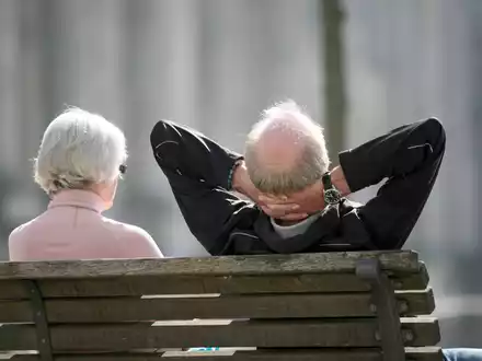 Nach dem niederländischen Modell würde sich das Renteneintrittsalter bis 2061 schrittweise auf 69 Jahre erhöhen (Symbolbild). - Foto: Stephan Scheuer/dpa