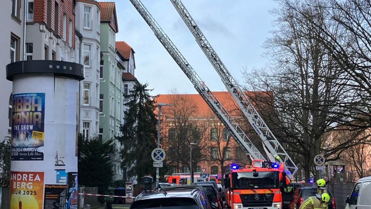 FW Hannover: Brand greift auf Dachstuhl über - Foto: presseportal.de