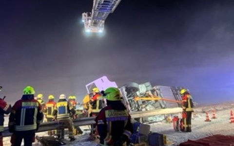 FW-SE: LKW verunglückt schwer auf der A7 Höhe Bad Bramstedt - Foto: presseportal.de