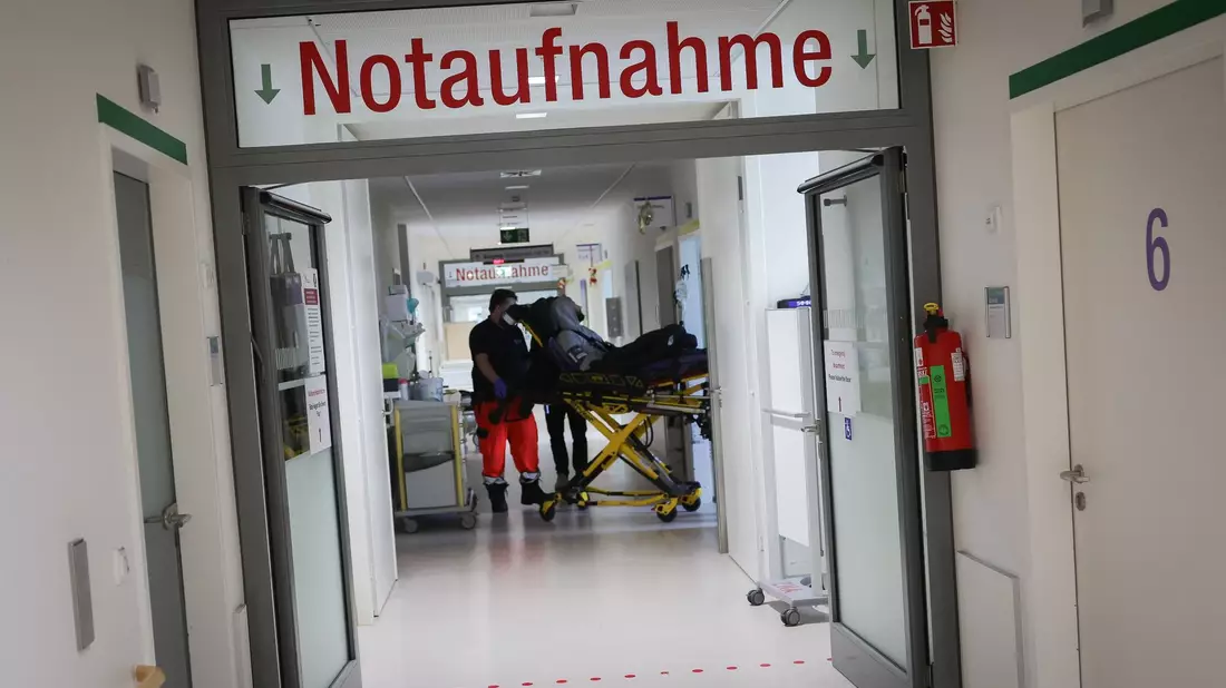 Die Notaufnahmen sollen künftig in neuen Integrierten Notfallzentren aufgehen. Pro 400.000 Einwohnerinnen und Einwohner soll es laut Gesundheitsminister Lauterbach ein Zentrum geben. - Bild: Christian Charisius/dpa