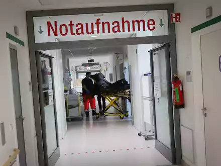 Die Notaufnahmen sollen künftig in neuen Integrierten Notfallzentren aufgehen. Pro 400.000 Einwohnerinnen und Einwohner soll es laut Gesundheitsminister Lauterbach ein Zentrum geben. - Foto: Christian Charisius/dpa