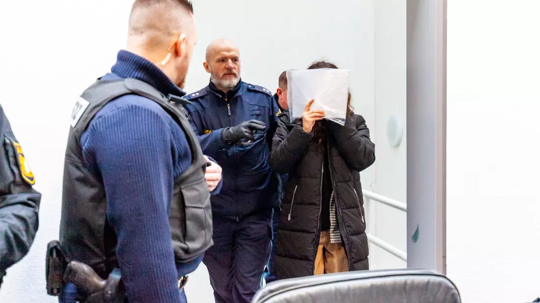 Die angeklagte 24-Jährige kommt zum Mordprozess. Sie soll eine Doppelgängerin umgebracht haben, um untertauchen zu können. - Bild: Cornelia Hammer/dpa
