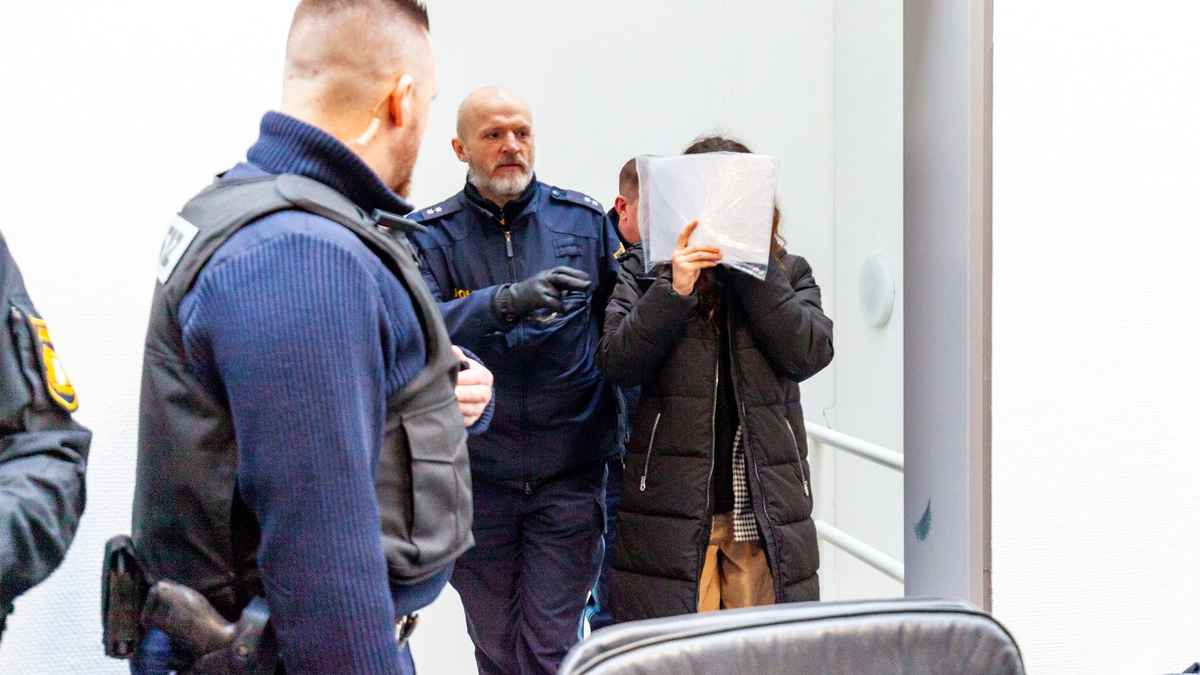 Die angeklagte 24-Jährige kommt zum Mordprozess. Sie soll eine Doppelgängerin umgebracht haben, um untertauchen zu können. - Foto: Cornelia Hammer/dpa