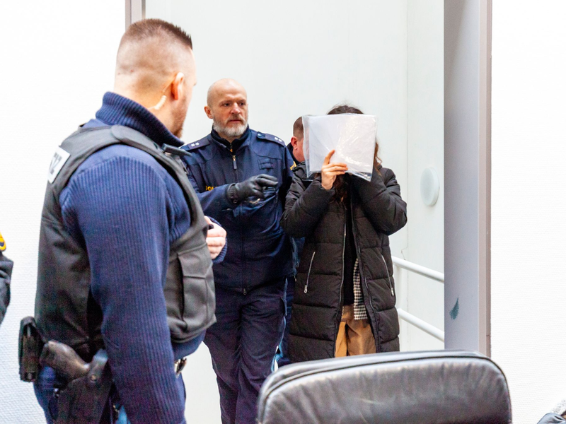 Die angeklagte 24-Jährige kommt zum Mordprozess. Sie soll eine Doppelgängerin umgebracht haben, um untertauchen zu können. - Foto: Cornelia Hammer/dpa
