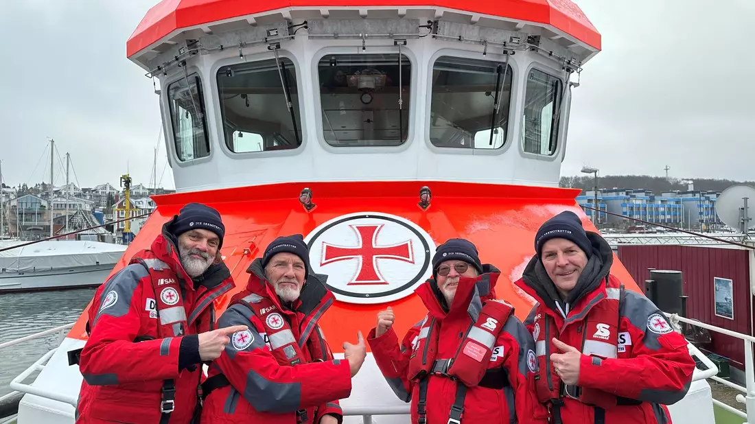 Ehrenamtlicher Botschafter der Seenotretter sind die Band Santiano (l-r): Hans-Timm „Timsen“ Hinrichsen, Björn Both, Peter David „Pete“ Sage und Axel Stosberg. - Bild: Die Seenotretter/DGzRS/dpa