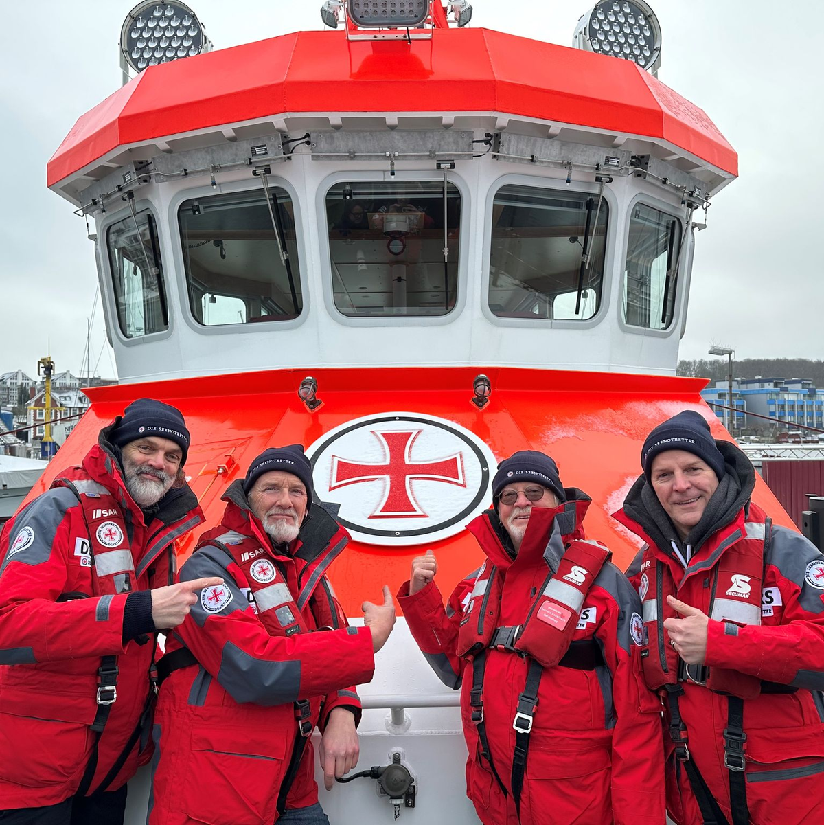 Ehrenamtlicher Botschafter der Seenotretter sind die Band Santiano (l-r): Hans-Timm „Timsen“ Hinrichsen, Björn Both, Peter David „Pete“ Sage und Axel Stosberg. - Foto: Die Seenotretter/DGzRS/dpa