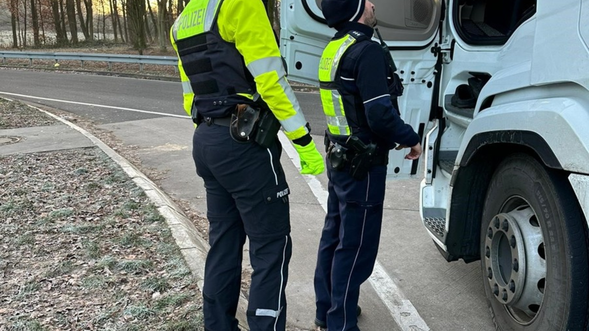 POL-DO: Gefahr von oben: Polizei Dortmund klärt über Risiken von Eisplatten auf Fahrzeugen auf - Vorsicht bei winterlichem Wetter - Foto: presseportal.de