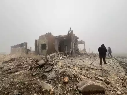 Truppen der syrischen Regierung kämpfen in Suwaida an der Seite sunnitischer Beduinen. - Foto: Omar Albam/AP/dpa