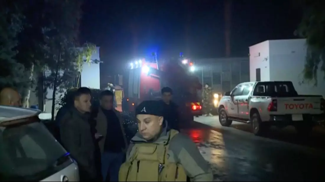Dieses Standbild aus einem von Rudaw TV zur Verfügung gestellten Video zeigt Behörden und andere Personen in der Nähe der Stelle, an der Raketen in der Nähe des US-Konsulats eingeschlagen sind. - Bild: Uncredited/Rudaw TV/AP/dpa