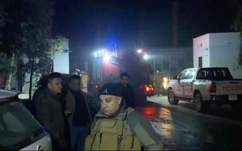 Dieses Standbild aus einem von Rudaw TV zur Verfügung gestellten Video zeigt Behörden und andere Personen in der Nähe der Stelle, an der Raketen in der Nähe des US-Konsulats eingeschlagen sind. - Foto: Uncredited/Rudaw TV/AP/dpa