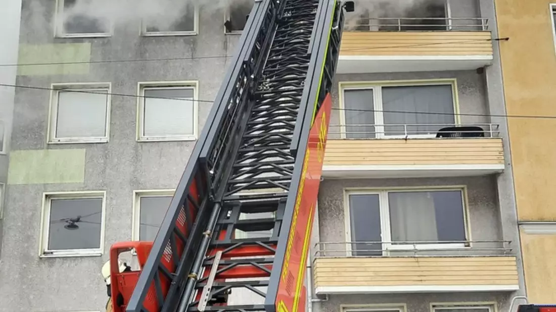 FW Bremerhaven: Wohnungsbrand in einem Mehrfamilienhaus in der Schifferstraße - Bild: presseportal.de