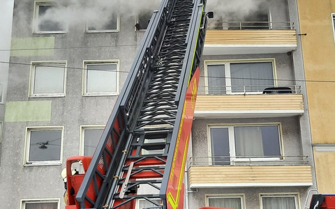 FW Bremerhaven: Wohnungsbrand in einem Mehrfamilienhaus in der Schifferstraße - Foto: presseportal.de