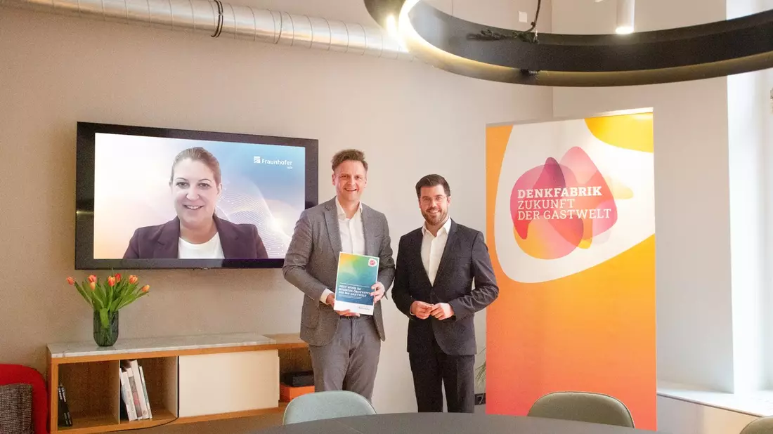 Neue Fraunhofer-Studie: Flexible Arbeit, Künstliche Intelligenz und Roboter bestimmen auch bei Dienstleistungen die Zukunft / Homeoffice, Coworking und Vier-Tage-Woche auf dem Vormarsch - Bild: presseportal.de
