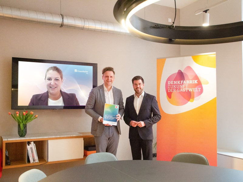 Neue Fraunhofer-Studie: Flexible Arbeit, Künstliche Intelligenz und Roboter bestimmen auch bei Dienstleistungen die Zukunft / Homeoffice, Coworking und Vier-Tage-Woche auf dem Vormarsch - Foto: presseportal.de