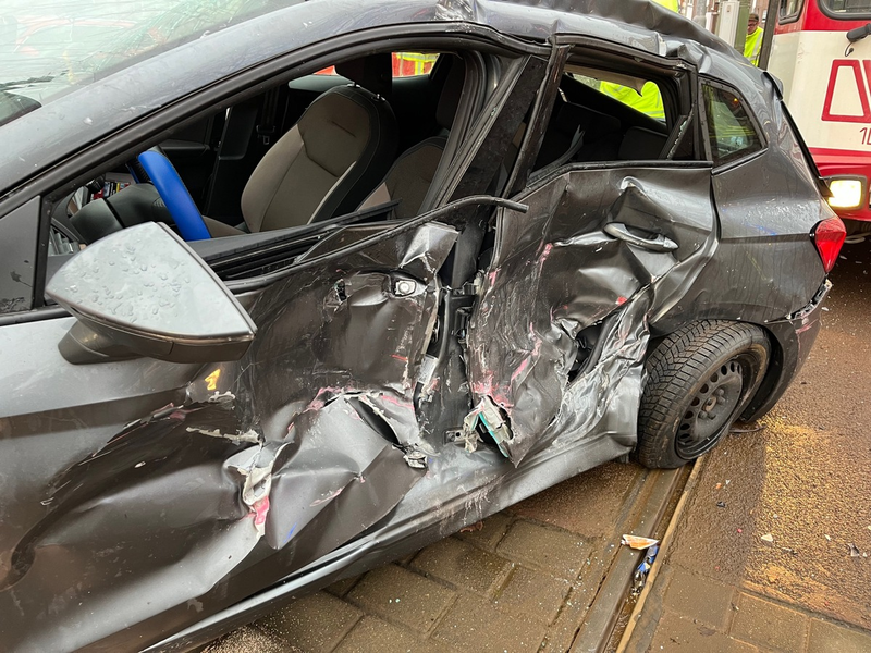 POL-DU: Alt-Hamborn: Beim Wenden mit Straßenbahn kollidiert - Drei Verletzte - Foto: presseportal.de