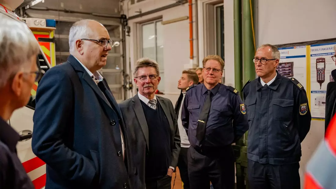 FW Bremerhaven: Bremer Bürgermeister Bovenschulte zu Besuch bei der Feuerwehr Bremerhaven - Bild: presseportal.de