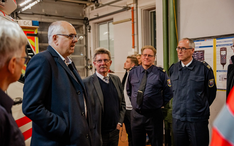 FW Bremerhaven: Bremer Bürgermeister Bovenschulte zu Besuch bei der Feuerwehr Bremerhaven - Foto: presseportal.de