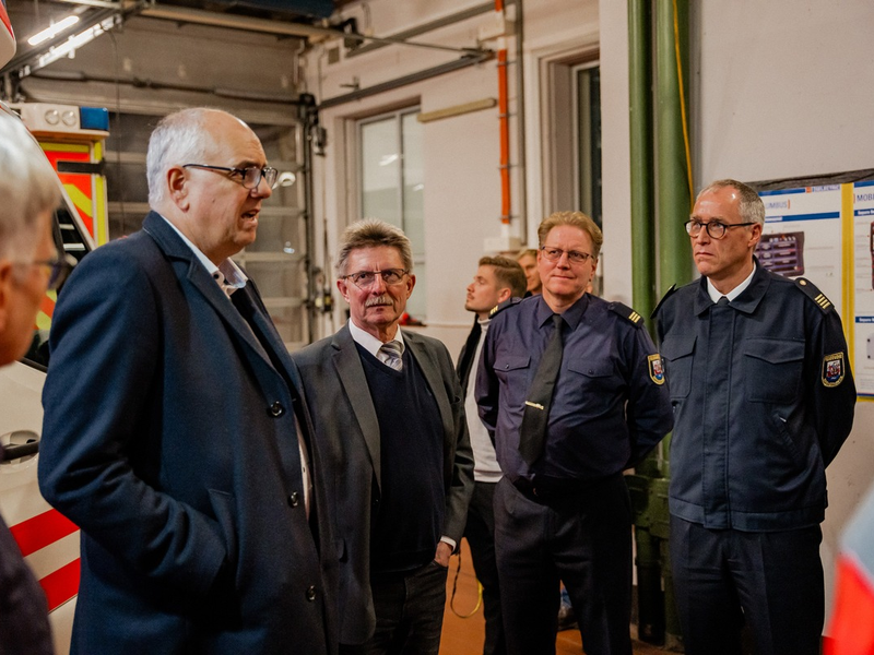 FW Bremerhaven: Bremer Bürgermeister Bovenschulte zu Besuch bei der Feuerwehr Bremerhaven - Foto: presseportal.de
